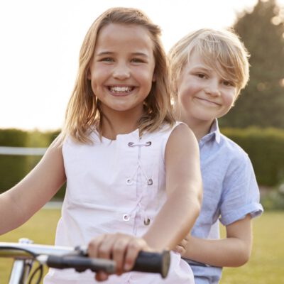 dwójka dzieci na rowerze