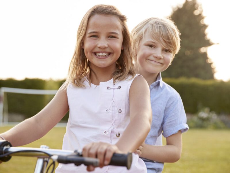 dwójka dzieci na rowerze